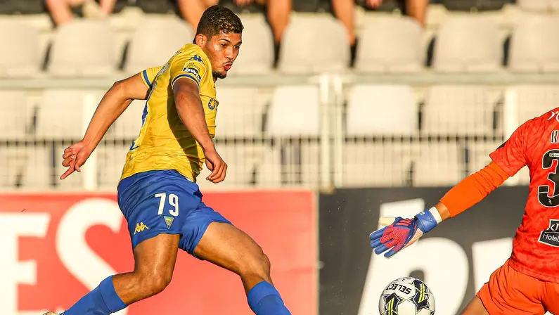 Emprestado pelo Botafogo, Erison marca mais um gol pelo Estoril e agradece carinho dos alvinegros: ‘Estarei sempre na torcida’