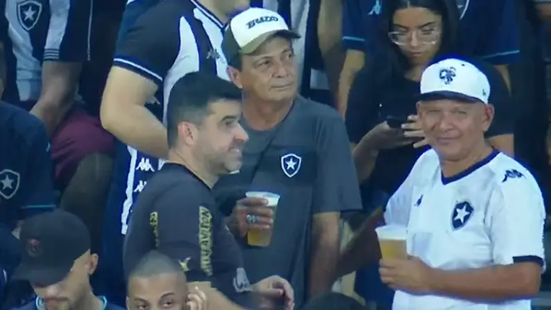 Torcida com cerveja em Botafogo x Internacional | Campeonato Brasileiro 2022