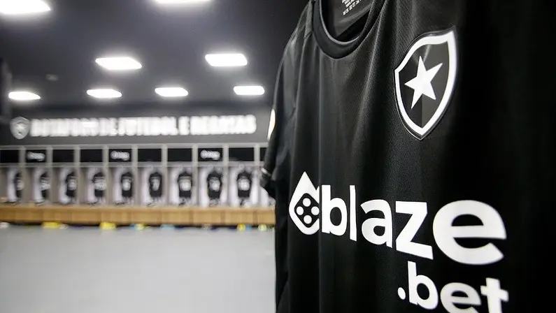 Botafogo estreará nova camisa preta na partida contra o Santos