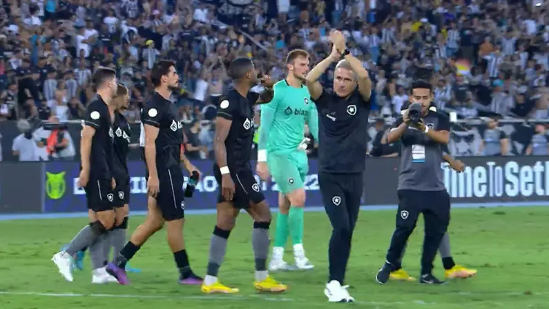 Luís Castro rege a torcida e comanda festa dos jogadores após vitória: ‘Momento sublime’, diz comentarista