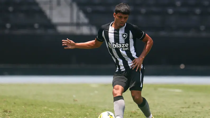 Botafogo renova contrato de zagueiro norte-americano do time B por seis meses