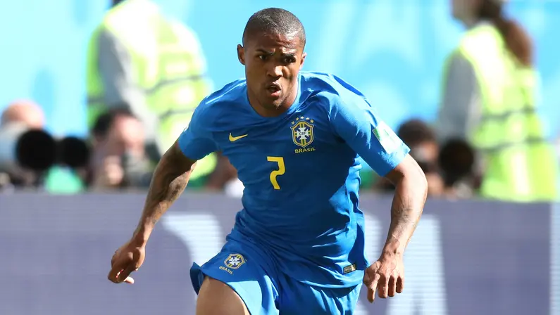 Douglas Costa viajará ao Rio para conversar com o Botafogo, mas jornalista afirma: ‘Se depender apenas dele, fecha com o Flamengo’