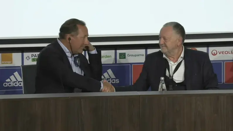 John Textor e Jean-Michel Aulas em entrevista coletiva no Lyon em junho de 2022