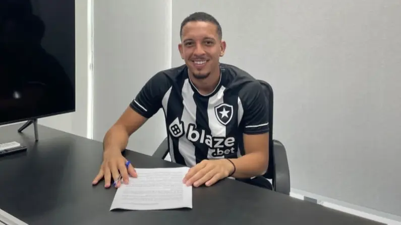 Caio Vitor assina contrato com o Botafogo e festeja acerto: ‘Que seja um ciclo de muitas alegrias’