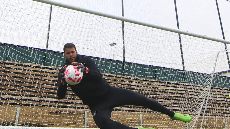 Igo Gabriel renova por três anos, e Botafogo regulariza mais oito jogadores do time B para a estreia no Carioca