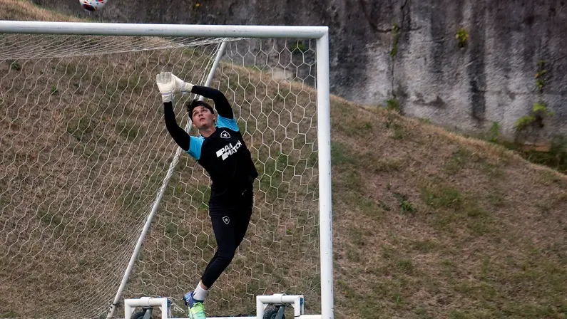 Botafogo: goleiro João Fernando passa por cirurgia para correção de fratura na mão e deve retornar em seis semanas