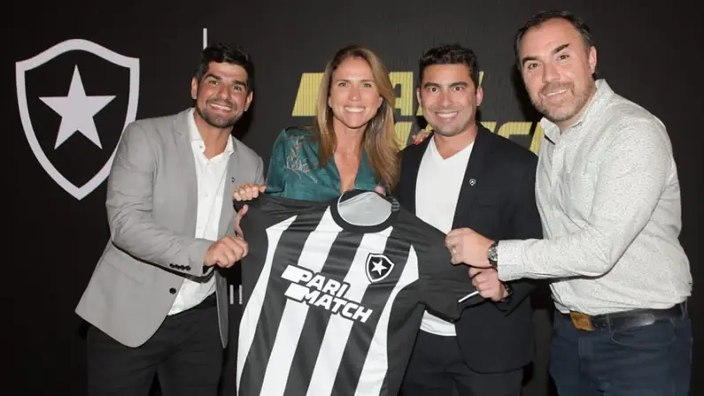 Departamento comercial do Botafogo com camisas da Parimatch