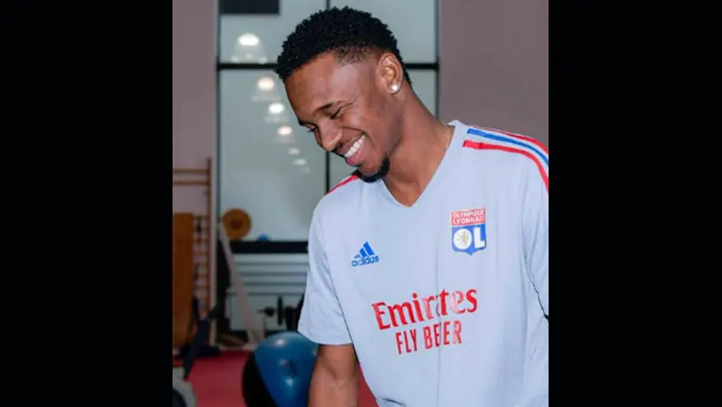 Jeffinho, ex-Botafogo, assina com Olympique Lyonnais até 2027