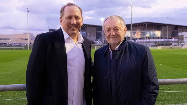 John Textor faz primeira visita ao Lyon após compra, vive dia de reuniões e afirma: ‘Temos a melhor categoria de base do mundo aqui’