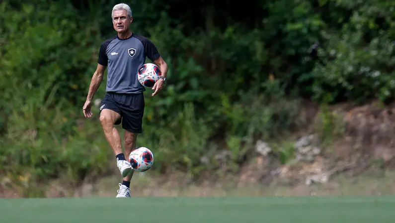 Botafogo dá voto de confiança e mantém Luís Castro no cargo após reunião