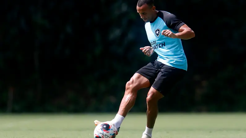 Marçal volta aos treinos com bola e pode reforçar Botafogo contra o Grêmio