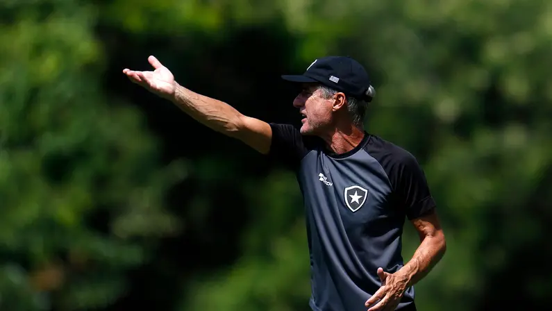 Comentarista defende permanência de Luís Castro no Botafogo: ‘Não dá para mudar avaliação do trabalho de quase um ano em quatro jogos’