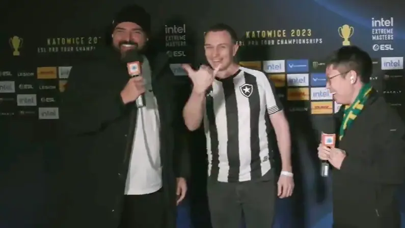 Michal Blicharz, VP da ESL, veste camisa do Botafogo em Katowice, Polônia