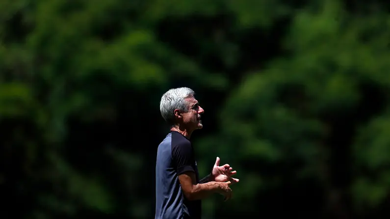 Luís Castro comanda treino normalmente nesta sexta na reapresentação do Botafogo após folga