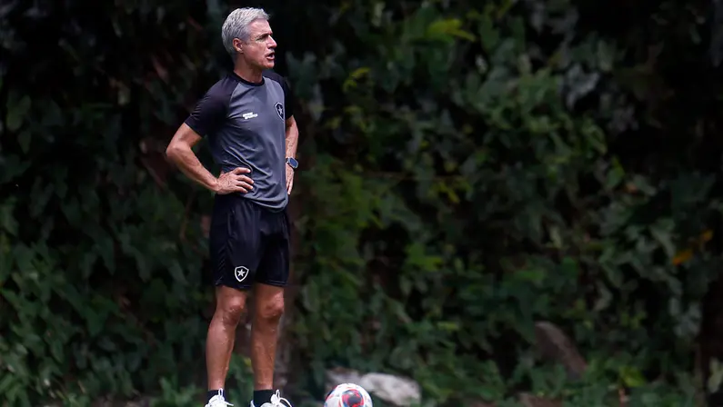 Luís Castro quer reforços e está visivelmente incomodado no Botafogo