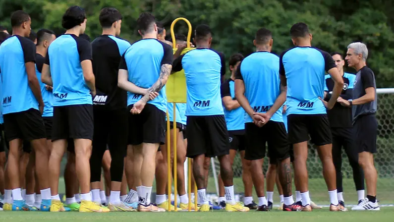 Jogadores do Botafogo no treino no Espaço Lonier em fevereiro de 2023