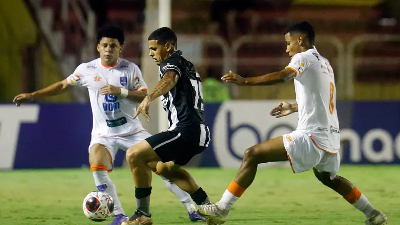 Botafogo perde tempo, mas vence Audax na Taça Rio e indica caminho