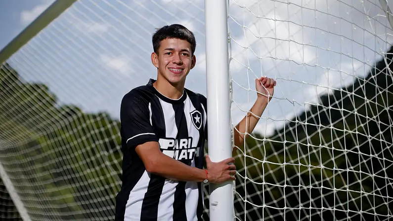 Botafogo consegue visto de trabalho e avança no processo de regularização de Matías Segovia