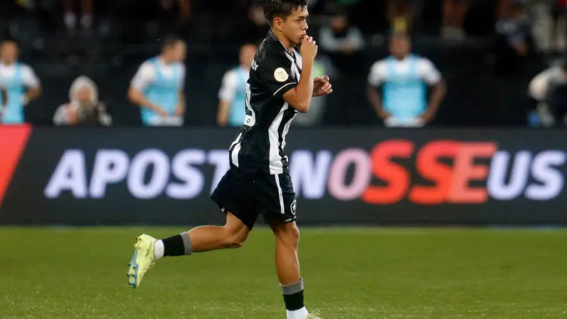 Luís Castro rasga elogios a departamento de scouting e traça planos para Matías Segovia no Botafogo