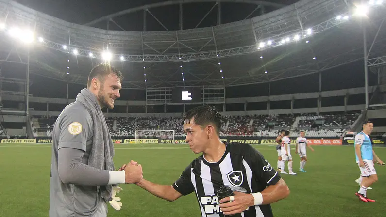 Lucas Perri rasga elogios a Matías Segovia no Botafogo: ‘Segovinha joga muito, é craque. Parece uma criança, mas em campo é um fenômeno’