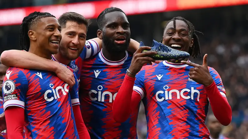 Eagle Football: Crystal Palace aplica goleada histórica e vence a segunda com novo técnico; John Textor é alvo de protestos no Lyon