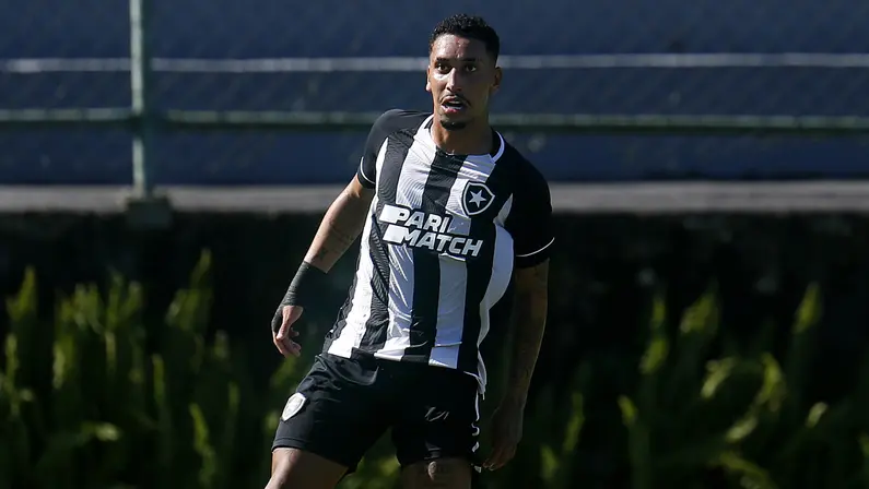 Botafogo sacramenta renovação do contrato de Kauê até abril de 2026