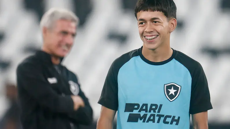 Cirurgia na mão de Matías Segovia, do Botafogo, é finalizada com sucesso; atacante receberá alta neste domingo