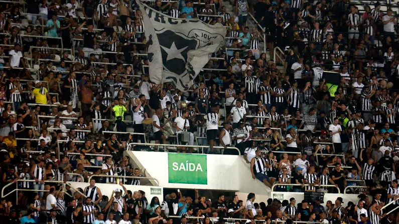Diretor da SAF do Botafogo elogia torcida em vitória: ’19 mil guerreiros foram protagonistas. Vamos de 40 mil no próximo jogo?’