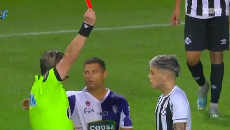 Reforço do Botafogo, Diego Hernández é expulso após fazer gestos obscenos à torcida rival e ‘antecipa’ despedida no Uruguai