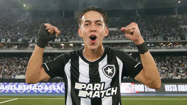 Segovinha joga bola e aprova hit da torcida do Botafogo: ‘Gostei da música, vai ser legal ouvir no estádio’