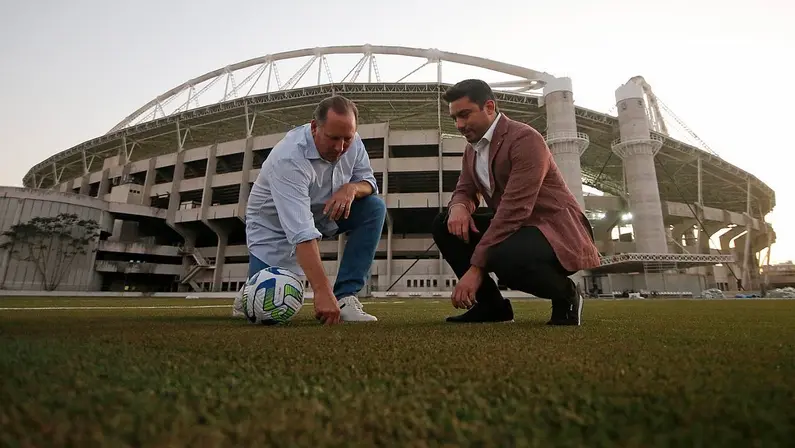 CEO do Botafogo diz que há movimento para proibir gramado sintético no Brasil, pede debate maduro e manda recado para o Flamengo