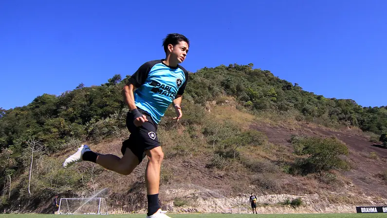 Matías Segovia ficou fora de treino do Botafogo por conta de tostão, mas deve participar da atividade desta sexta
