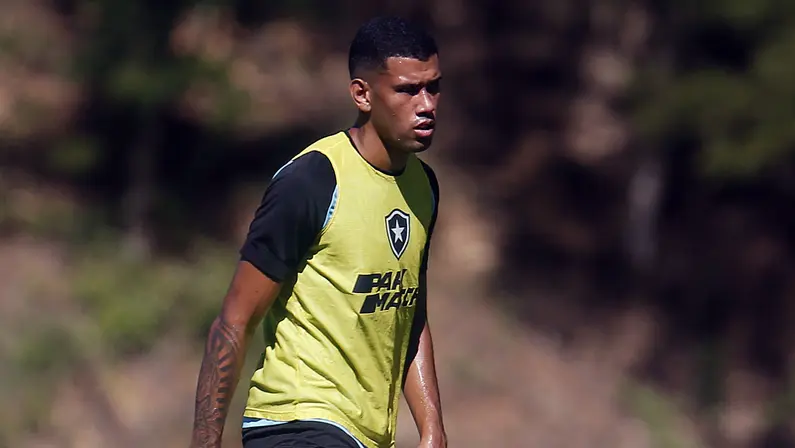 Reforço para o sub-20, zagueiro ex-Ceará treina pela primeira vez com elenco principal do Botafogo