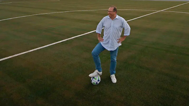 John Textor visita campo anexo sintético do Estádio Nilton Santos, do Botafogo, em junho de 2023