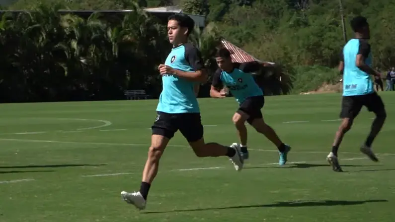 Após problema no tornozelo, Matías Segovia treina e pode ser relacionado pelo Botafogo para jogo contra Cuiabá