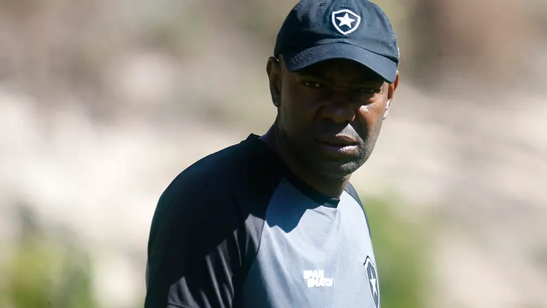 Cláudio Caçapa comandará primeiro treino no Botafogo nesta sexta-feira