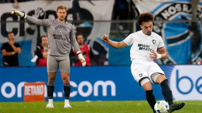 Em negociação de Lucas Perri e Adryelson com o Lyon, Textor garante também percentual para o Botafogo em futuras vendas