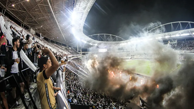 Torcida do Botafogo em jogo com Red Bull Bragantino no Estádio Nilton Santos pelo Campeonato Brasileiro