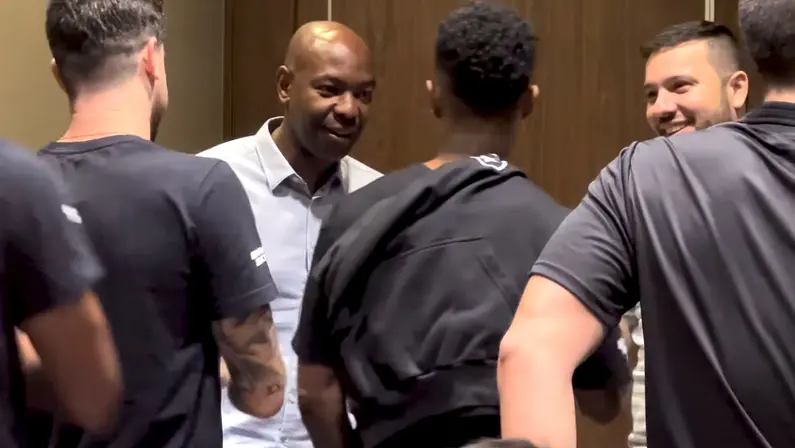 Cláudio Caçapa fala pela primeira vez como interino do Botafogo: ‘É uma honra estar aqui e vestir essa camisa tão gloriosa. Vamos dar continuidade’