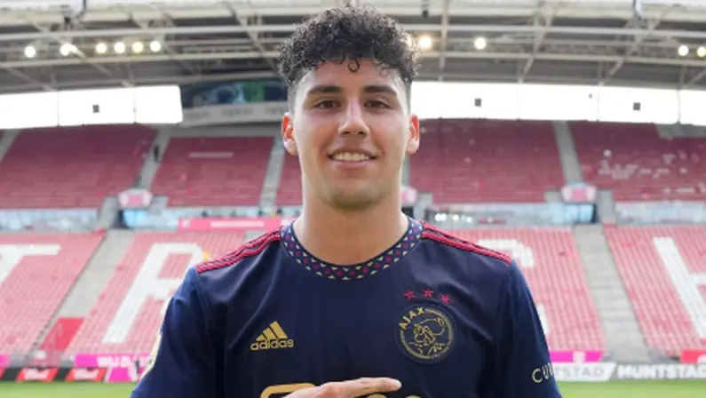 Jorge Sánchez, lateral-direito do Ajax na temporada 2022/2023