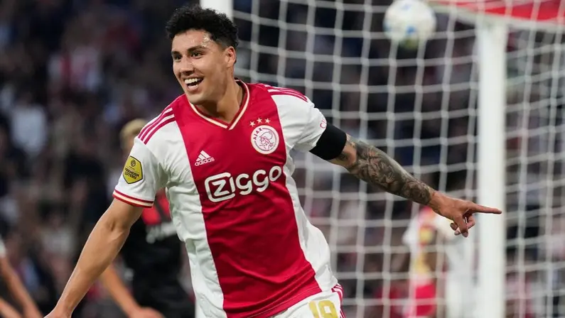 Botafogo tenta contratação de lateral-direito mexicano do Ajax, diz jornal holandês