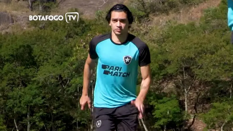 Matheus Nascimento reaparece treinando com bola e pode reforçar Botafogo contra o Grêmio