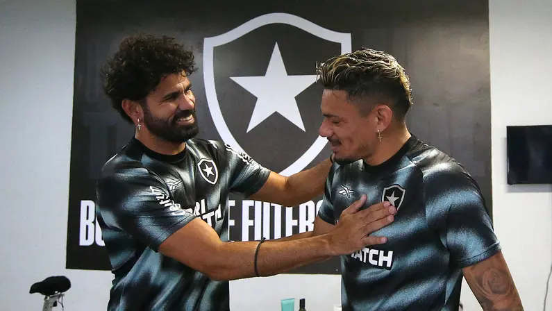 Diego Costa responde sobre possível dupla com Tiquinho no Botafogo: ‘Esperança não é só do torcedor, é minha também. Tomara que aconteça em algum momento’