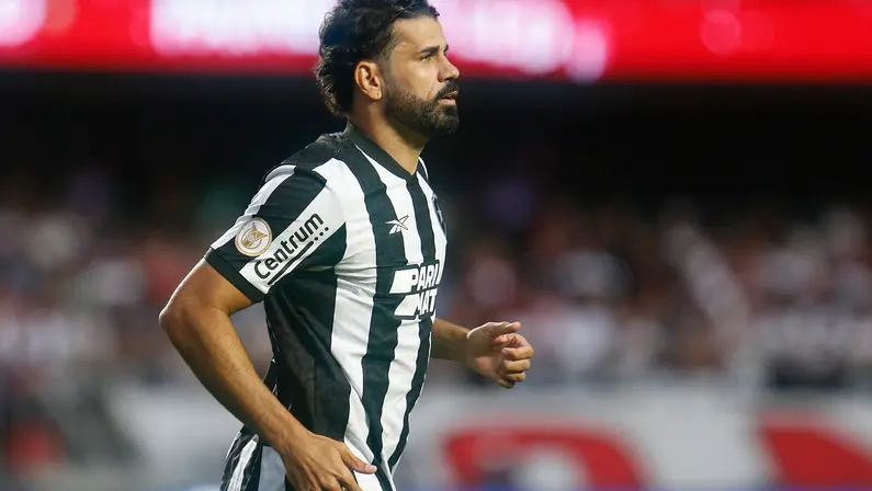 Com renovação travada no Botafogo, Diego Costa é oferecido ao Corinthians e descartado
