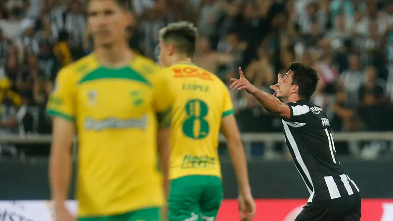 Botafogo dá notícias boas e ruins no empate com o Defensa y Justicia