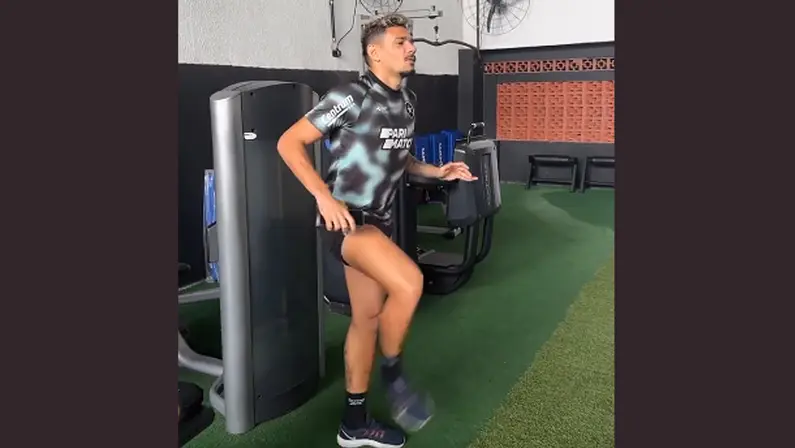 Rafael filma Tiquinho Soares fazendo fisioterapia no Espaço Lonier