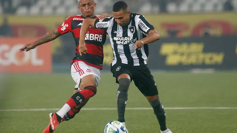 LÍDER BOTAFOGO PERDE PARA O FLAMENGO E SOFRE PRIMEIRA DERROTA NO NILTON SANTOS NO BRASILEIRÃO