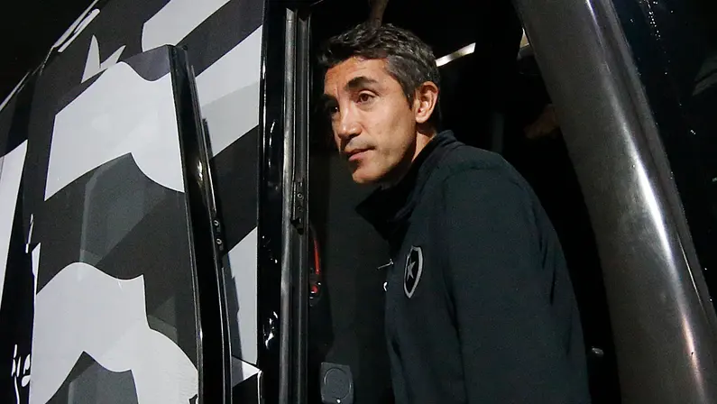 BRUNO LAGE DESABAFA APÓS DERROTA DO BOTAFOGO: ‘COLOCO MEU CARGO À DISPOSIÇÃO’
