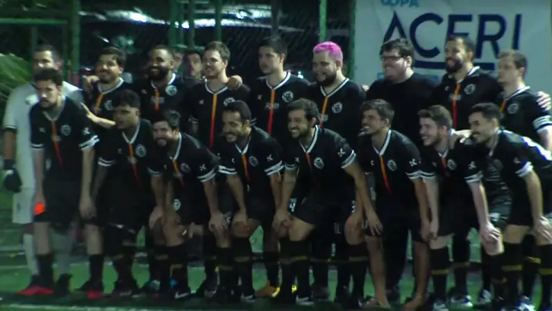 Time da Cazé TV posado antes do jogo contra a Band | Copa Acerj 2023