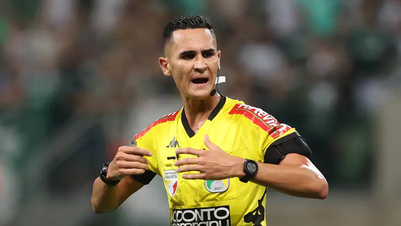 CBF escala Matheus Candançan, de 25 anos, para apitar Botafogo x Athletico-PR